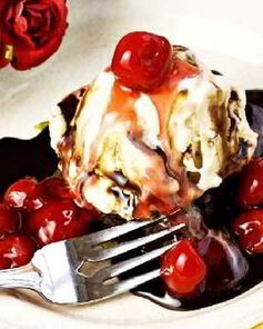 Вишни в сиропе с мороженым