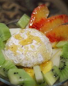 Фруктовый салат с мороженым и медом