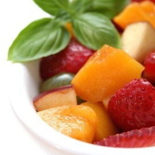 Рецепт клубнично-персиковый салат с дыней, шампанским и ягодным соусом