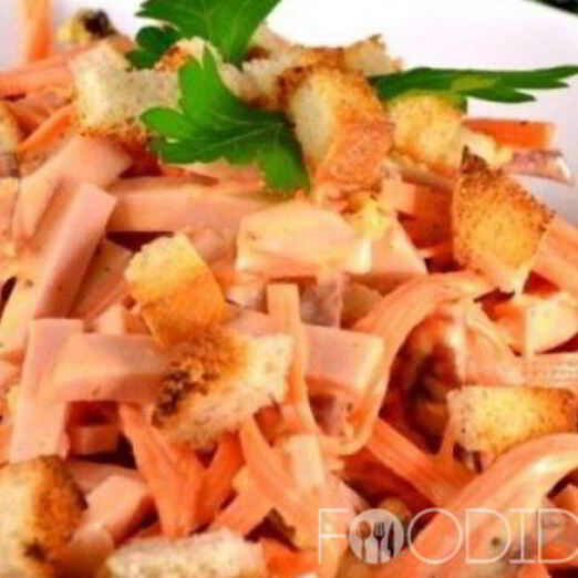 Морковный салат с сухариками и колбасой