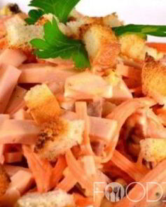 Морковный салат с сухариками и колбасой