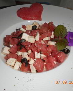 Салат из арбуза с фетой и базиликом