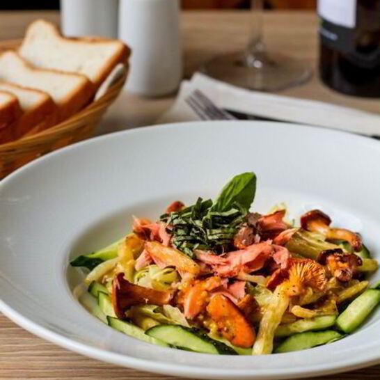 Рецепт салат из копченой горбуши с лисичками и восковой фасолью