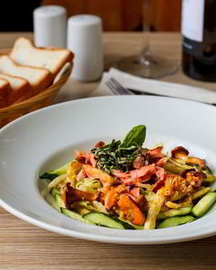 Салат из копченой горбуши с лисичками и восковой фасолью