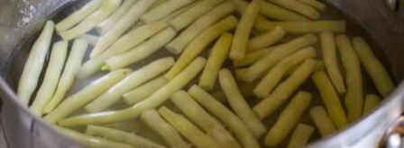 салат из копченой горбуши с лисичками и восковой фасолью. Шаг 3