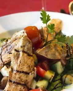 Салат из копченой грудки индейки с шоколадным соусом