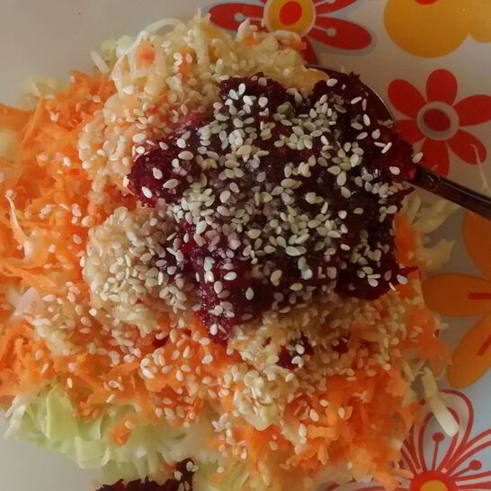 Рецепт салат из молодой капусты и свеклы с сельдереем