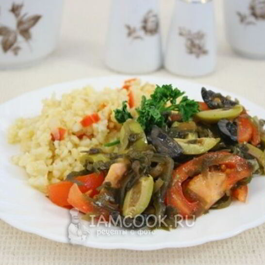 Рецепт салат из морской капусты, помидор, оливок и маслин