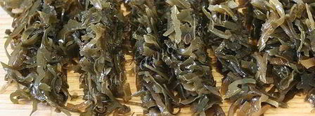 салат из морской капусты, помидор, оливок и маслин. Шаг 4