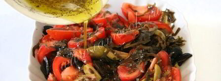 салат из морской капусты, помидор, оливок и маслин. Шаг 8