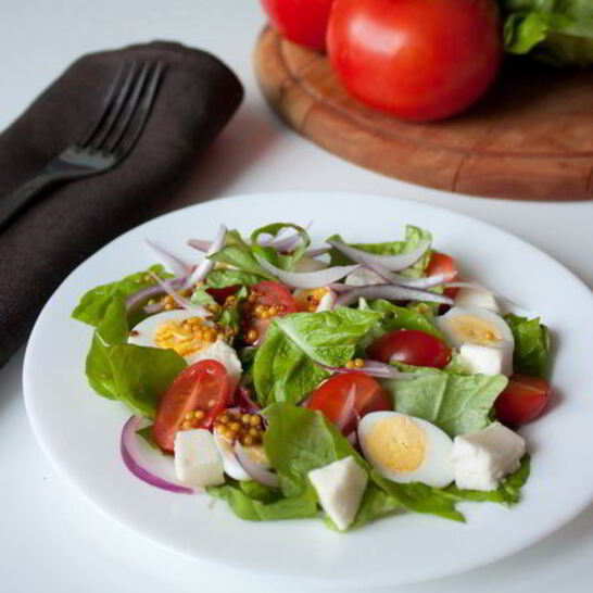 Рецепт салат из моцареллы, томатов и перепелиных яиц