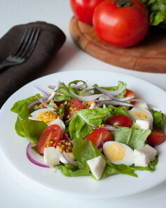 Салат из моцареллы, томатов и перепелиных яиц