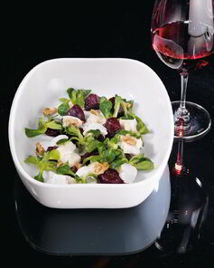 Салат из свеклы с козьим сыром и медовой заправкой