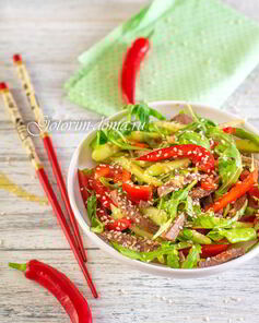 Салат из языка со свежим огурцом и кунжутом