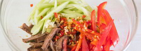 салат из языка со свежим огурцом и кунжутом. Шаг 5