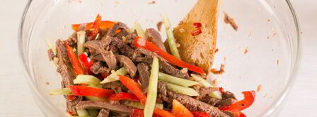 салат из языка со свежим огурцом и кунжутом. Шаг 6