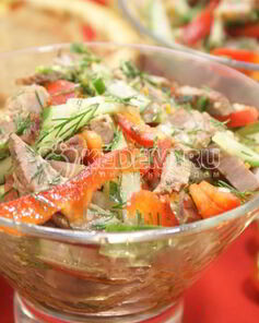 Салат с говядиной, овощами и зеленью