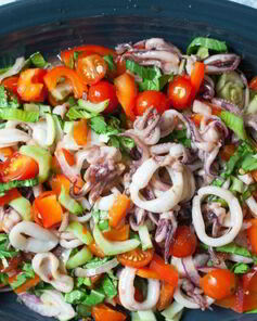 Салат с кальмарами и овощами
