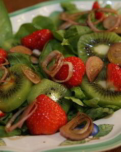 Салат с клубникой, шпинатом и киви и запеченный грейпфрут