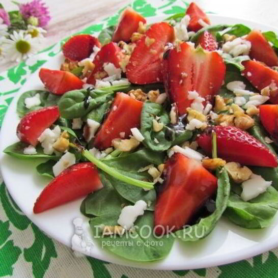 Рецепт салат с клубникой, шпинатом и козьим сыром