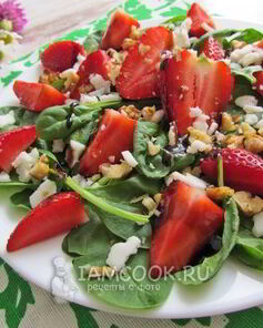 Салат с клубникой, шпинатом и козьим сыром