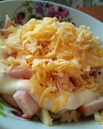 Салат с копченой курицей и помидором