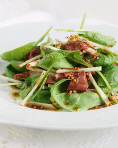 Салат с копченой утиной грудкой, шпинатом и яблоками