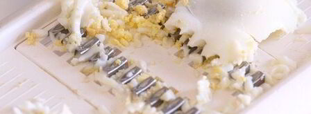 салат с крабовыми палочками, грушей и креветками. Шаг 2