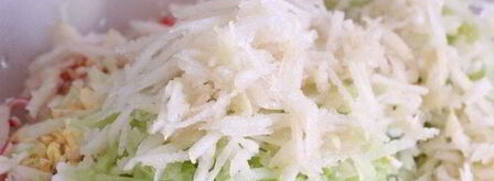 салат с крабовыми палочками, грушей и креветками. Шаг 5