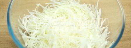 салат с крабовыми палочками и капустой. Шаг 2