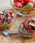 Салат с мидиями и помидорами