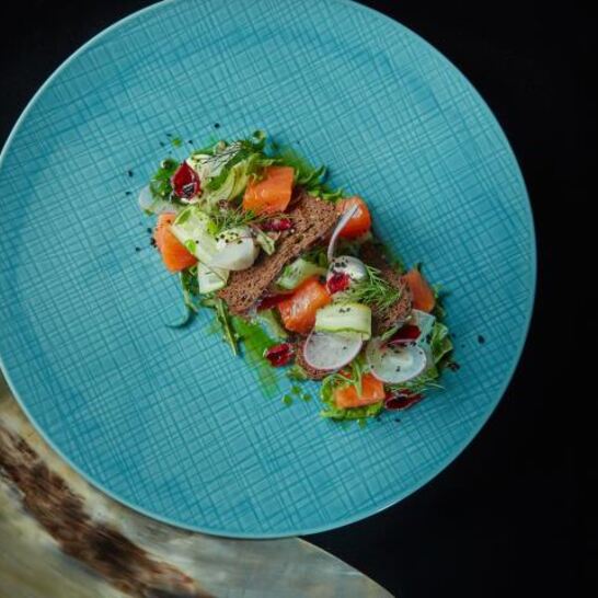 Рецепт салат с подкопченным лососем и сливочным кремом