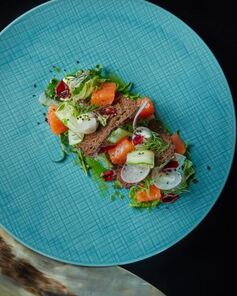 Салат с подкопченным лососем и сливочным кремом