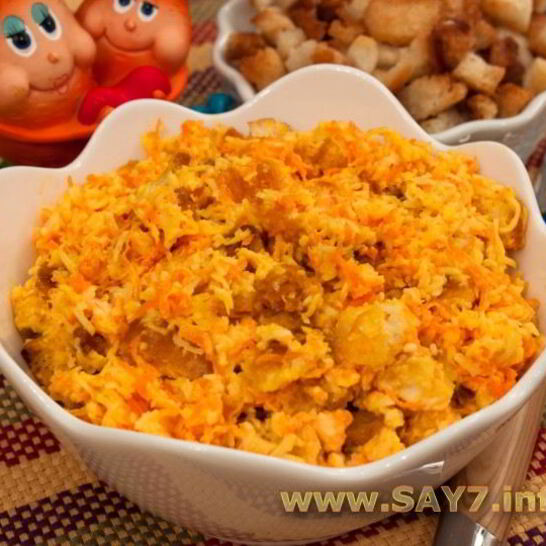 Рецепт салат с сухариками, сыром и морковкой