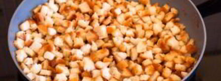 салат с сухариками, сыром и морковкой. Шаг 2