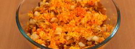 салат с сухариками, сыром и морковкой. Шаг 5