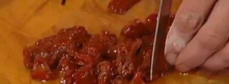 салат с вялеными помидорами и бантиками. Шаг 5