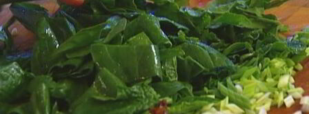 салат с вялеными помидорами и бантиками. Шаг 6