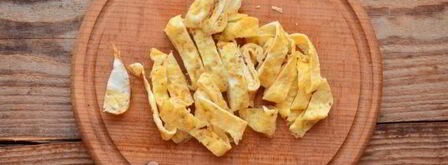 салат с яичными блинчиками и кукурузой. Шаг 5