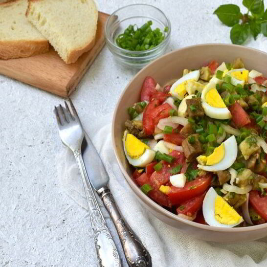 Рецепт салат с жареными баклажанами и яйцом