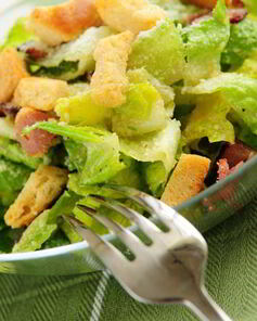 Салат цезарь с беконом