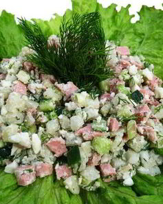 Слоеный куриный салат с огурцами и сыром