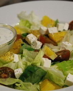 Свежий салат с черри, апельсинами и фетой