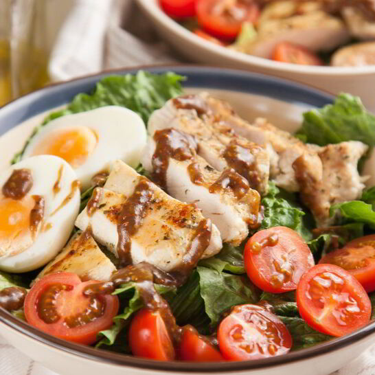 Рецепт свежего салата с курицея и бальзамическима соусома