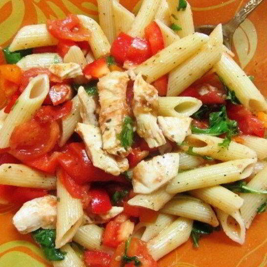 Рецепт теплый салат из пасты, курицы и шпината