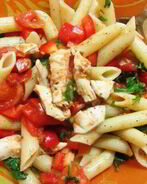 Теплый салат из пасты, курицы и шпината