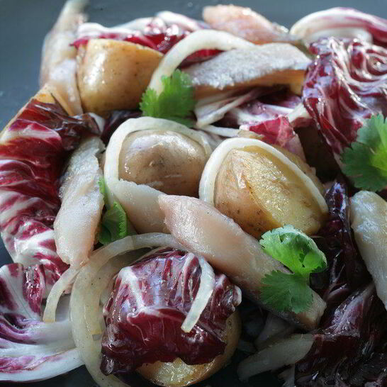 Рецепт теплый салат с копченой рыбой