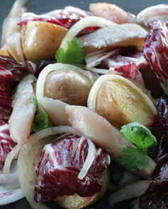 Теплый салат с копченой рыбой