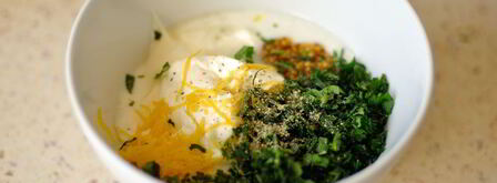 сметанно-йогуртовый соус с горчицей, мятой и лимоном. Шаг 2