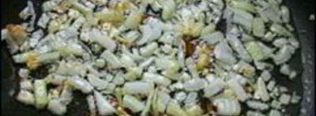 сметанно-томатный соус с луком. Шаг 3